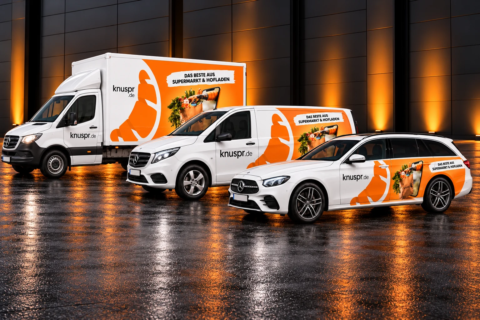 Gestaltungsvisualisierung: weißer Liefer-Lkw, Mercedes Vito und Mercedes Kombi mit einheitlicher orange-weißer Knuspr-Werbung im warmen Abendlicht