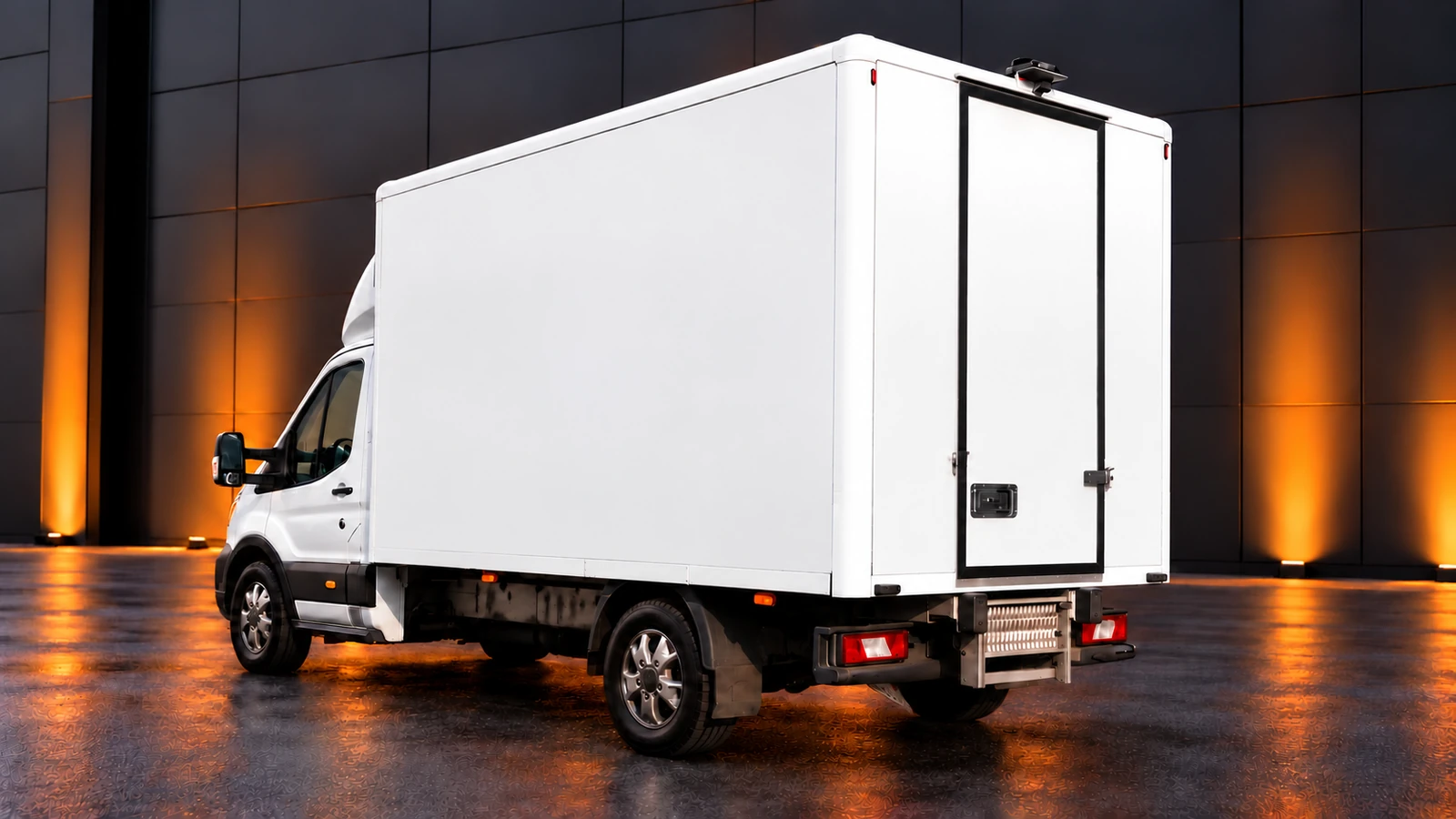 Derselbe Liefertruck mit digital rekonstruierten weißen, unbeschrifteten Flächen