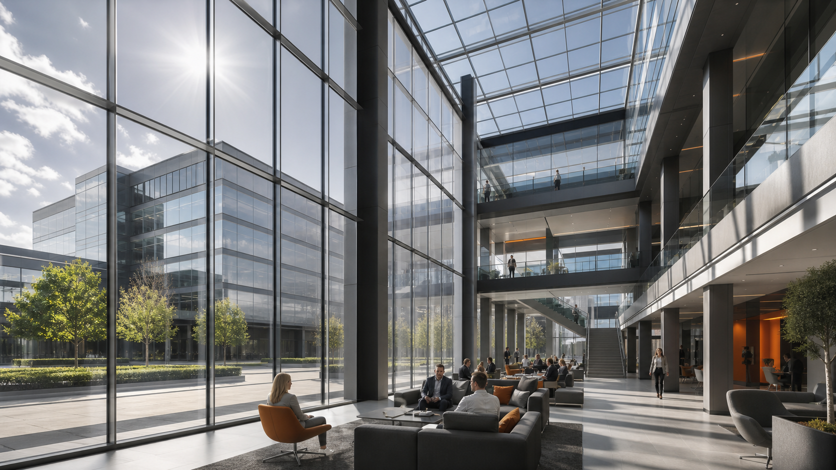 Große Glasfassade und Atrium mit Sonnenschutzfolie